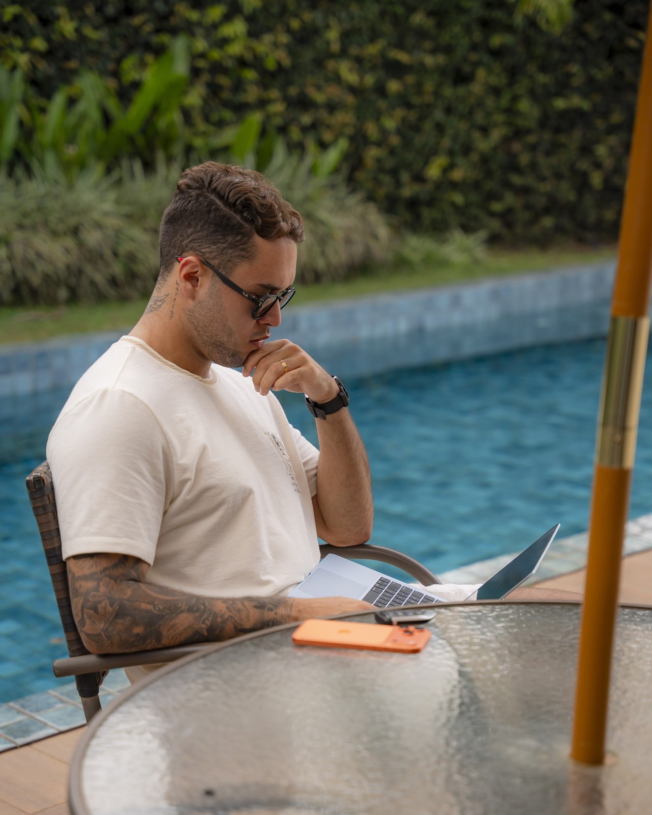 Keven trabalhando no notebook