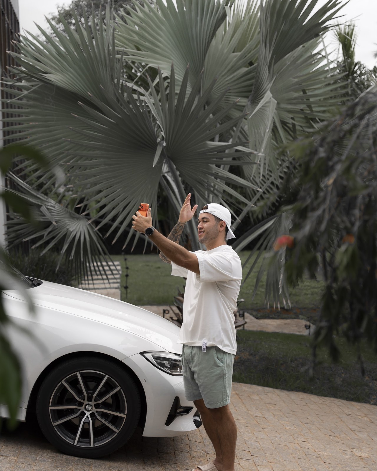 Keven gravando um vídeo com o celular